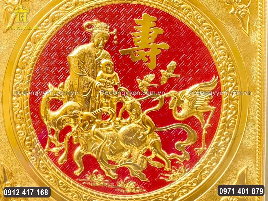 H&igrave;nh ảnh cụ b&agrave; c&ugrave;ng c&aacute;c con c&aacute;c ch&aacute;u sum vầy đầm ấm được chạm th&uacute;c nổi ở trung t&acirc;m bức tranh